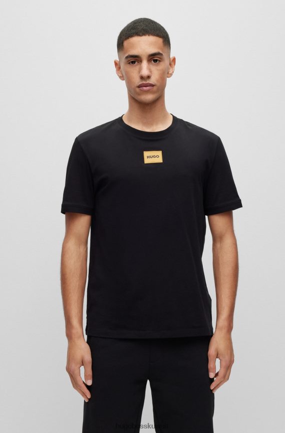 4TFNJN4173 أسود Hugo Boss تيشيرت هوغو من الجيرسي القطني باللون الأسود مع شارة شعار معدنية