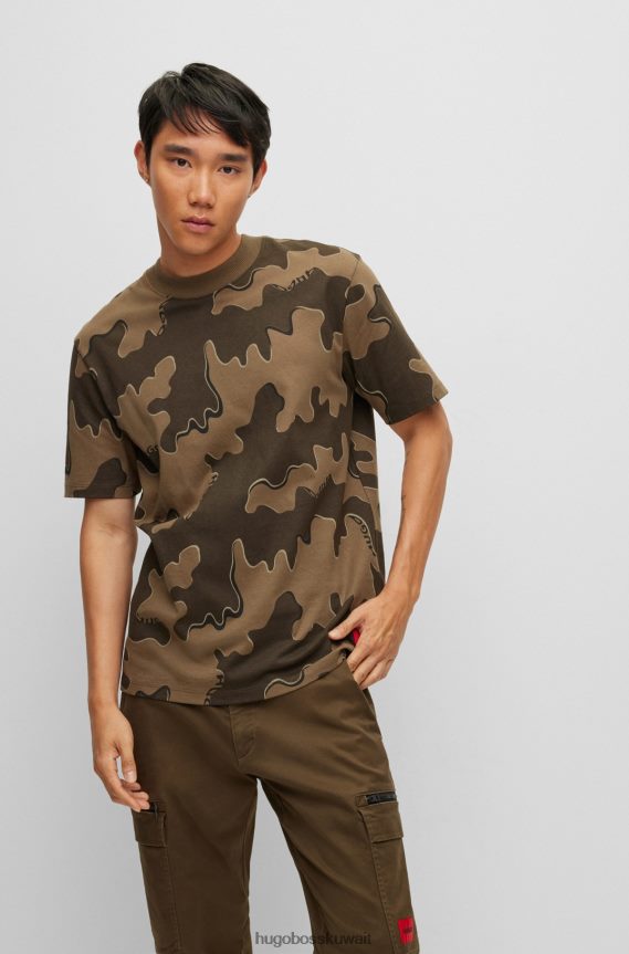4TFNJN4180 أخضر Hugo Boss تيشيرت هوغو أخضر بقصة مريحة من القطن مع طباعة مموهة