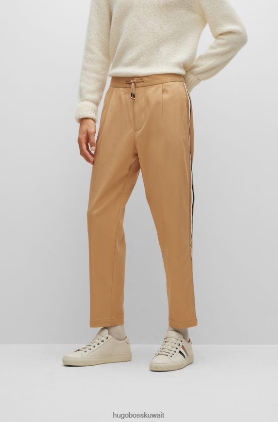 4TFNJN4185 اللون البيج Hugo Boss بنطال بقصة ضيقة من الجبردين الإيطالي مع خطوط جانبية باللون البيج