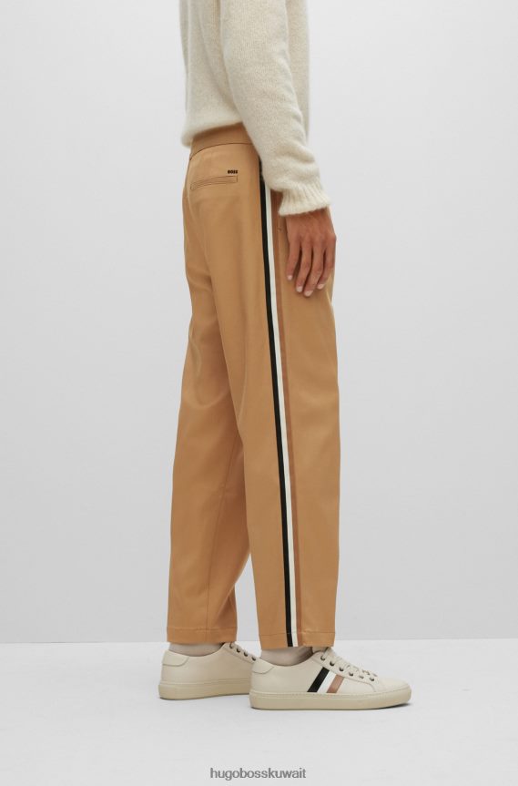 4TFNJN4185 اللون البيج Hugo Boss بنطال بقصة ضيقة من الجبردين الإيطالي مع خطوط جانبية باللون البيج