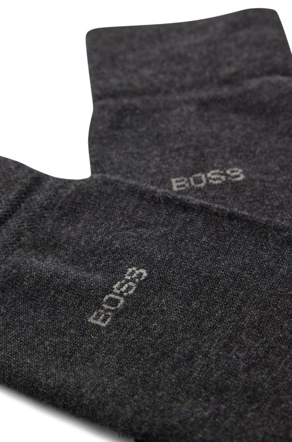 4TFNJN4222 الرمادي الداكن Hugo Boss جوارب Hugo باللون الرمادي الداكن بطول عادي مع لمسة نهائية مضادة للبكتيريا
