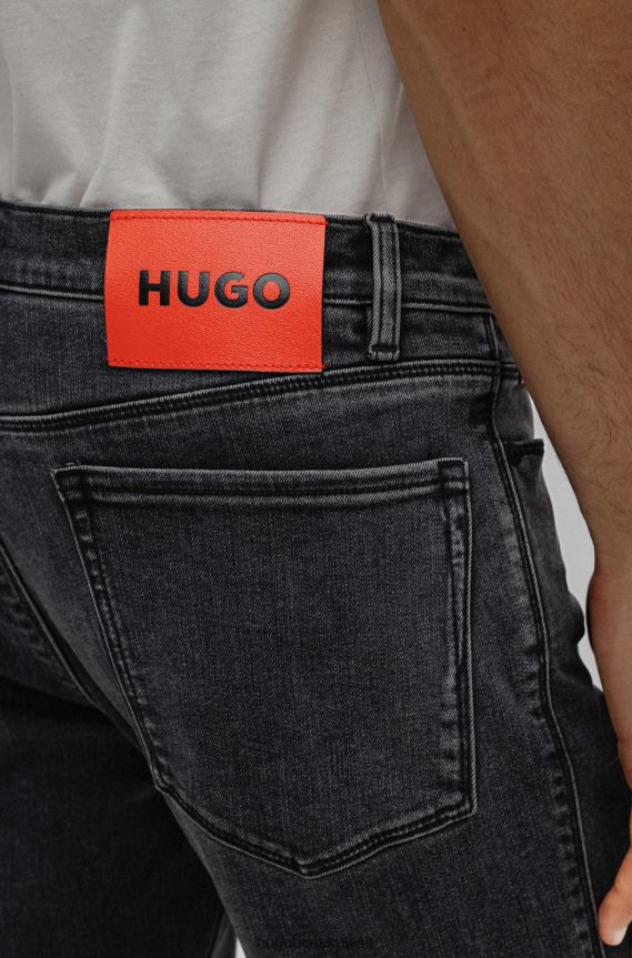 4TFNJN4232 الرمادي الداكن Hugo Boss بنطال جينز رمادي داكن بقصّة ضيّقة من قماش الدنيم الأسود المريح والمطاط