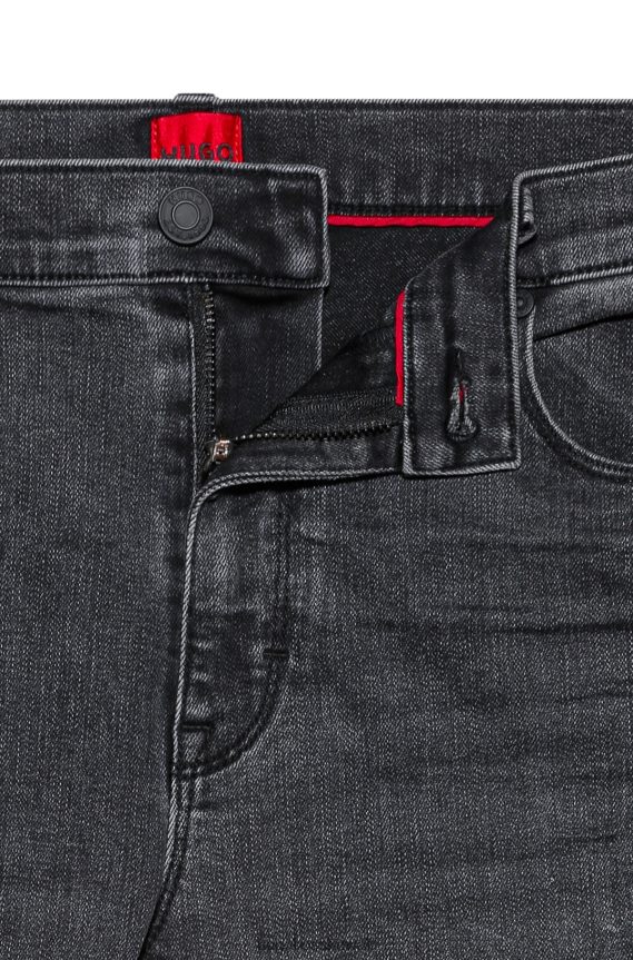 4TFNJN4232 الرمادي الداكن Hugo Boss بنطال جينز رمادي داكن بقصّة ضيّقة من قماش الدنيم الأسود المريح والمطاط