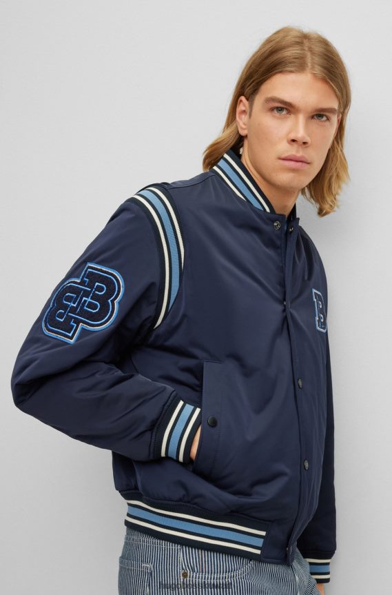 4TFNJN4256 أزرق غامق Hugo Boss سترة من الساتان مقاومة للماء مع شارة هوغو مزدوجة باللون الأزرق الداكن