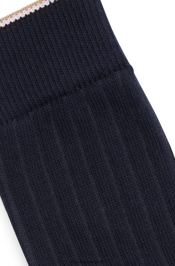 4TFNJN4274 أزرق غامق Hugo Boss جوارب هوغو باللون الأزرق الداكن بطول عادي مع شعار وشريط مميز