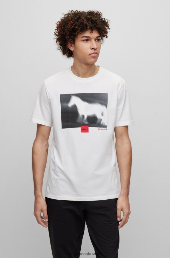 4TFNJN4291 أبيض Hugo Boss تي شيرت من الجيرسي القطني مع رسم حصان وعلامة هوغو التجارية باللون الأبيض