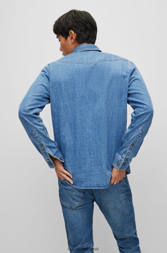 4TFNJN4317 أزرق فاتح Hugo Boss قميص هوغو ذو قصة مريحة باللون الأزرق الفاتح مصنوع من قطن الدنيم الخالص