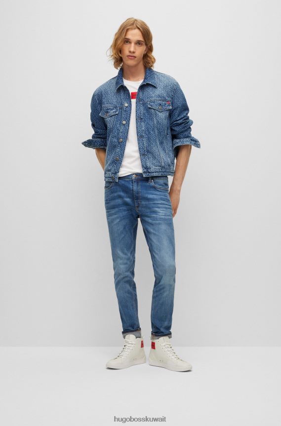 4TFNJN4324 أزرق Hugo Boss سترة هوغو من الدينيم باللون الأزرق بقصة عادية مع طباعة شعار على كامل التصميم