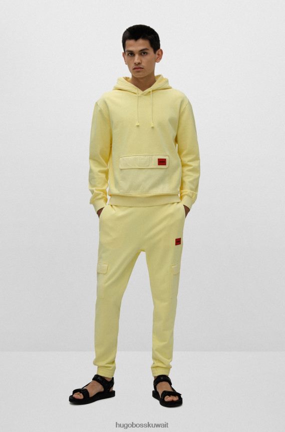 4TFNJN4330 أصفر فاتح Hugo Boss قطعة سفلية رياضية من قطن تيري من هوغو باللون الأصفر الفاتح مع ملصق شعار أحمر
