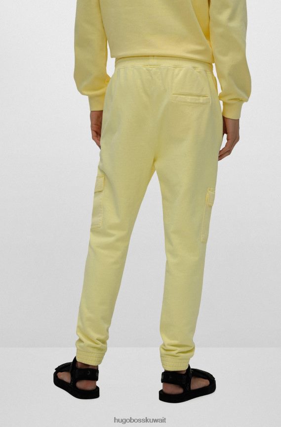 4TFNJN4330 أصفر فاتح Hugo Boss قطعة سفلية رياضية من قطن تيري من هوغو باللون الأصفر الفاتح مع ملصق شعار أحمر