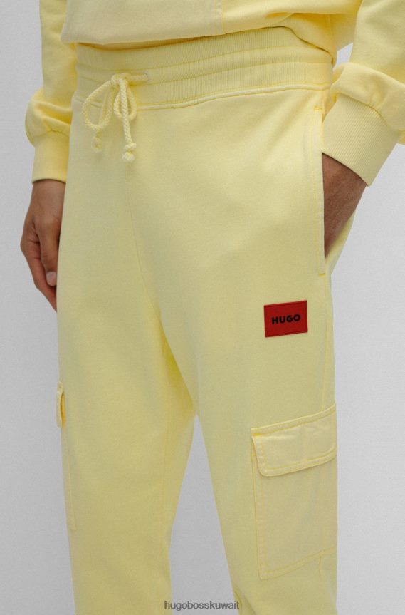 4TFNJN4330 أصفر فاتح Hugo Boss قطعة سفلية رياضية من قطن تيري من هوغو باللون الأصفر الفاتح مع ملصق شعار أحمر
