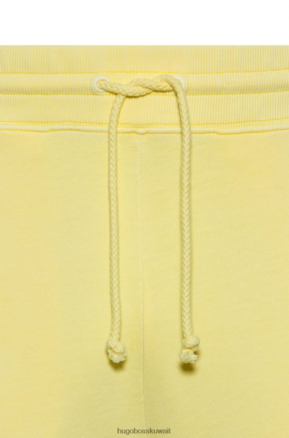 4TFNJN4330 أصفر فاتح Hugo Boss قطعة سفلية رياضية من قطن تيري من هوغو باللون الأصفر الفاتح مع ملصق شعار أحمر