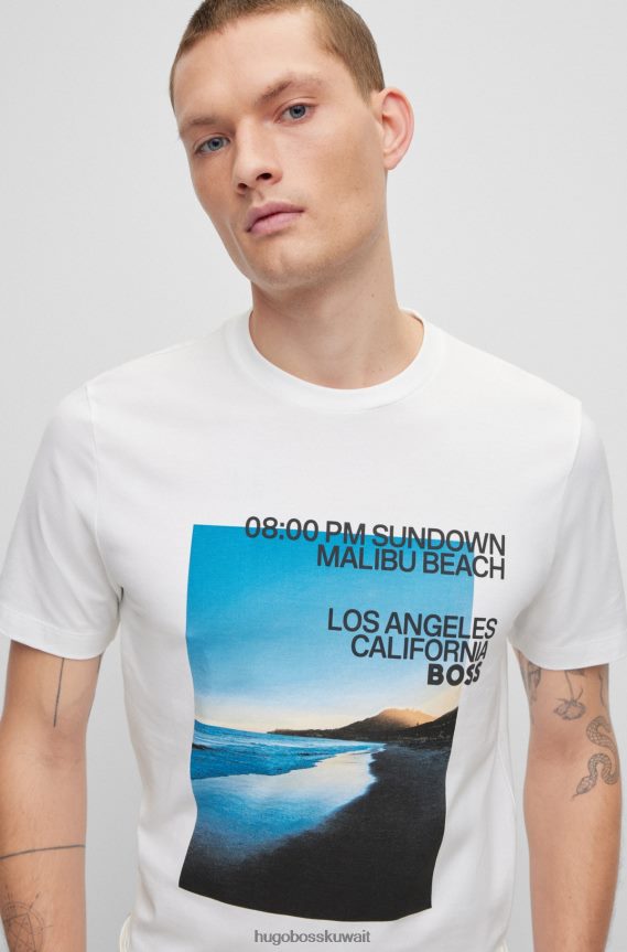 4TFNJN4358 أبيض Hugo Boss تي شيرت هوغو من مزيج القطن باللون الأبيض مع طباعة صور للشاطئ وشعار