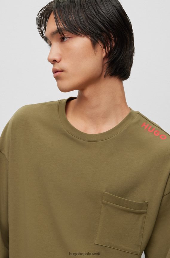 4TFNJN4364 اخضر فاتح Hugo Boss كنزة هوغو من القطن المطاطي باللون الأخضر الفاتح مع تفاصيل الشعار