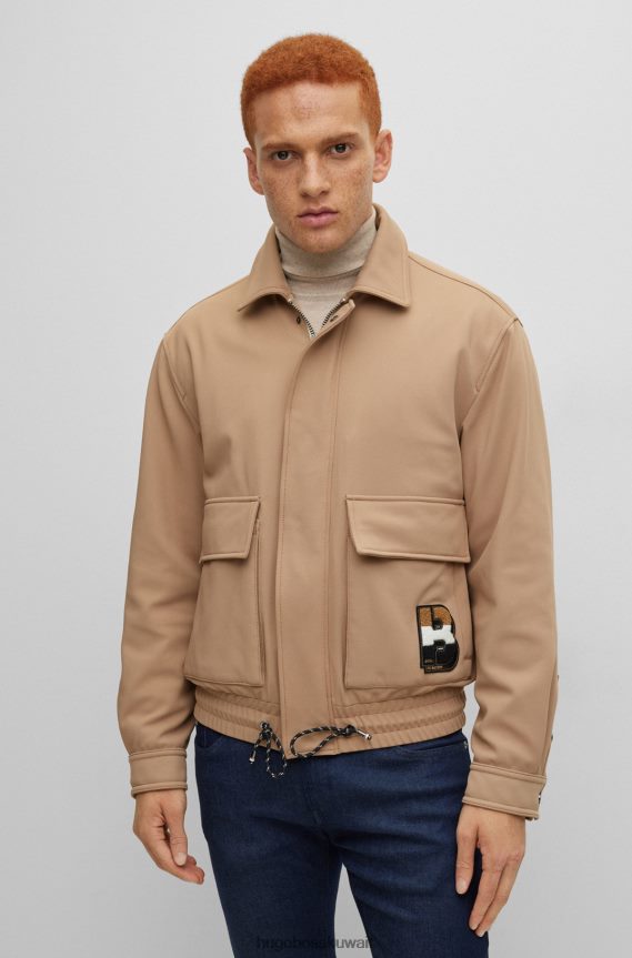 4TFNJN4379 اللون البيج Hugo Boss سترة مبطنة بنمط صغير x fc bayern مع حرف واحد فقط بشريط مميز