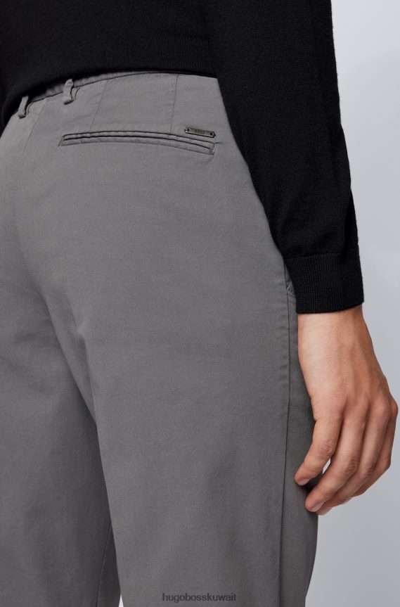 4TFNJN4381 الرمادي الداكن Hugo Boss بنطال تشينو بقصّة ضيّقة مصنوع من قطن الغبردين المطاطي باللون الرمادي الداكن
