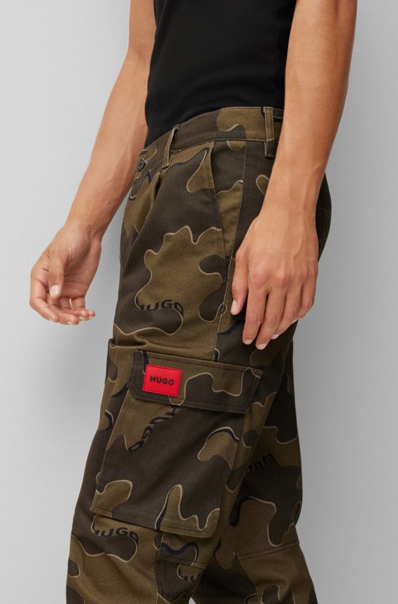 4TFNJN4383 منقوشة Hugo Boss بنطال بقصّة ضيقة مصنوع من قطن هوغو المطاطي وطبعة مموهة