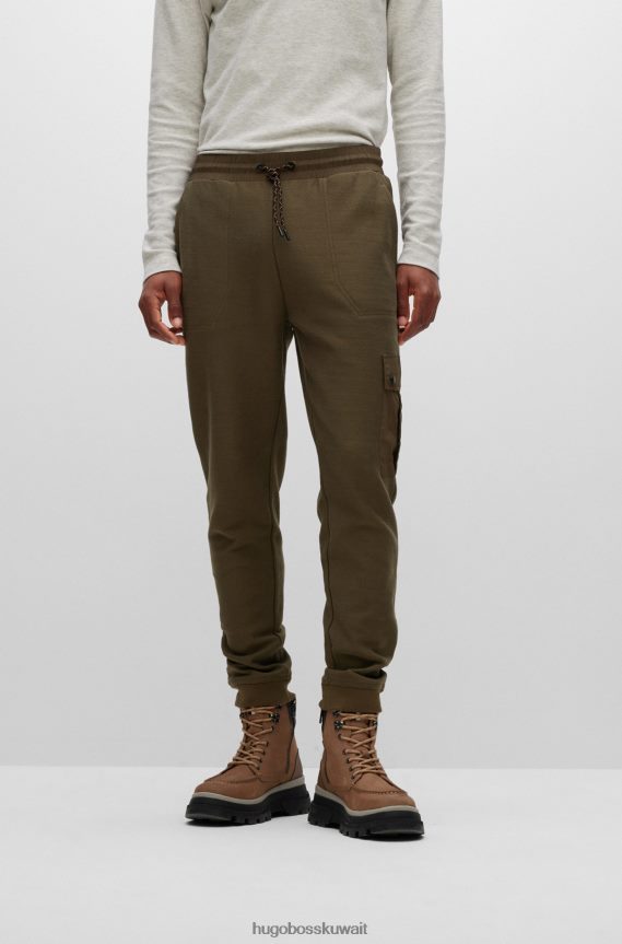 4TFNJN4397 أخضر غامق Hugo Boss بدلة رياضية من قطن تيري مع شارة شعار Hugo باللون الأخضر الداكن