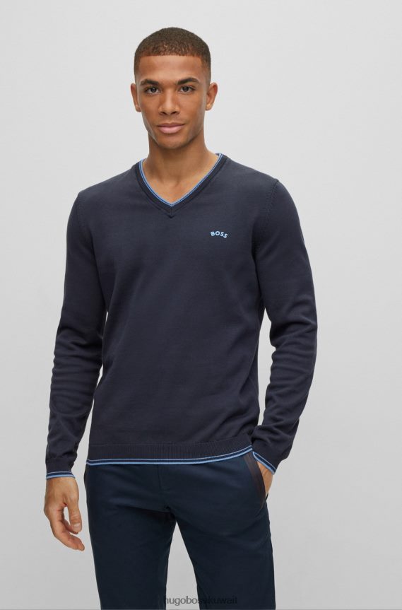 4TFNJN4423 أزرق غامق Hugo Boss سترة من القطن العضوي باللون الأزرق الداكن برقبة على شكل حرف V مع شعار هوغو منحني