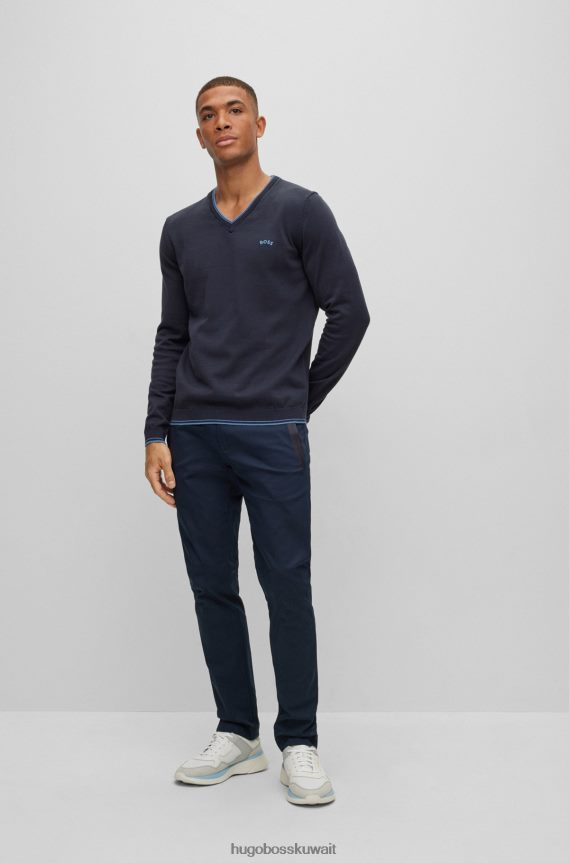 4TFNJN4423 أزرق غامق Hugo Boss سترة من القطن العضوي باللون الأزرق الداكن برقبة على شكل حرف V مع شعار هوغو منحني