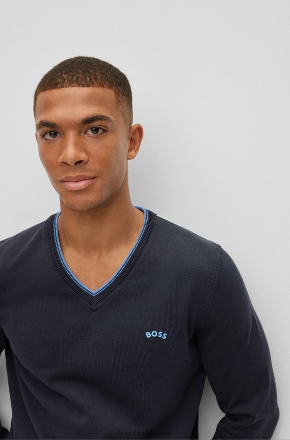 4TFNJN4423 أزرق غامق Hugo Boss سترة من القطن العضوي باللون الأزرق الداكن برقبة على شكل حرف V مع شعار هوغو منحني