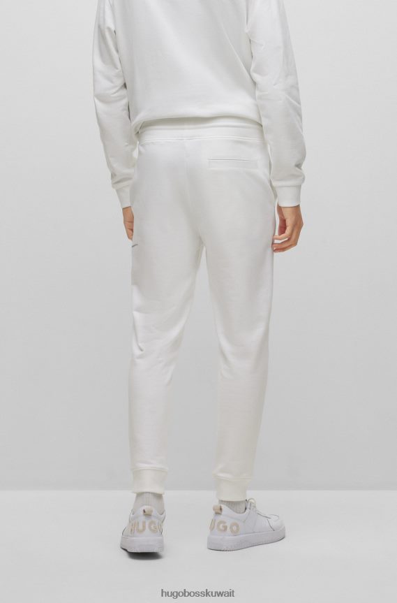 4TFNJN4428 أبيض Hugo Boss قيعان بدلة رياضية بأساور من تيري الفرنسي مع شعار مكتوب بخط اليد باللون الأبيض هوغو