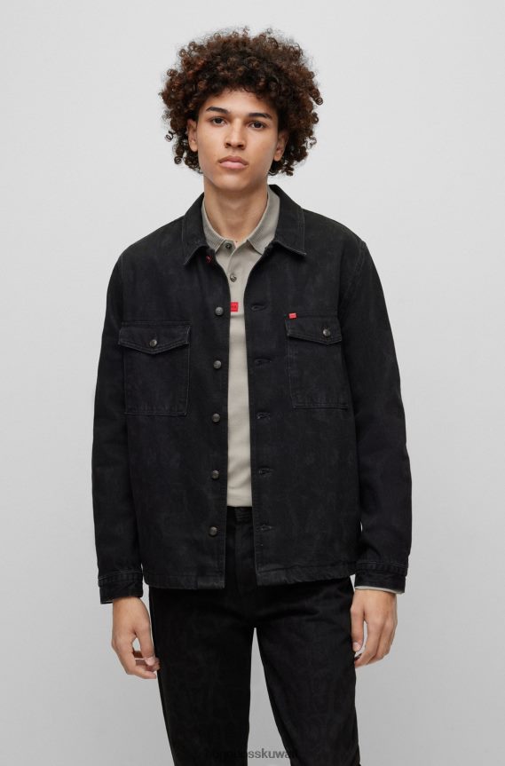 4TFNJN4438 أسود Hugo Boss قميص هوغو أسود كبير الحجم مصنوع من قماش الدنيم بطبعة جاليون