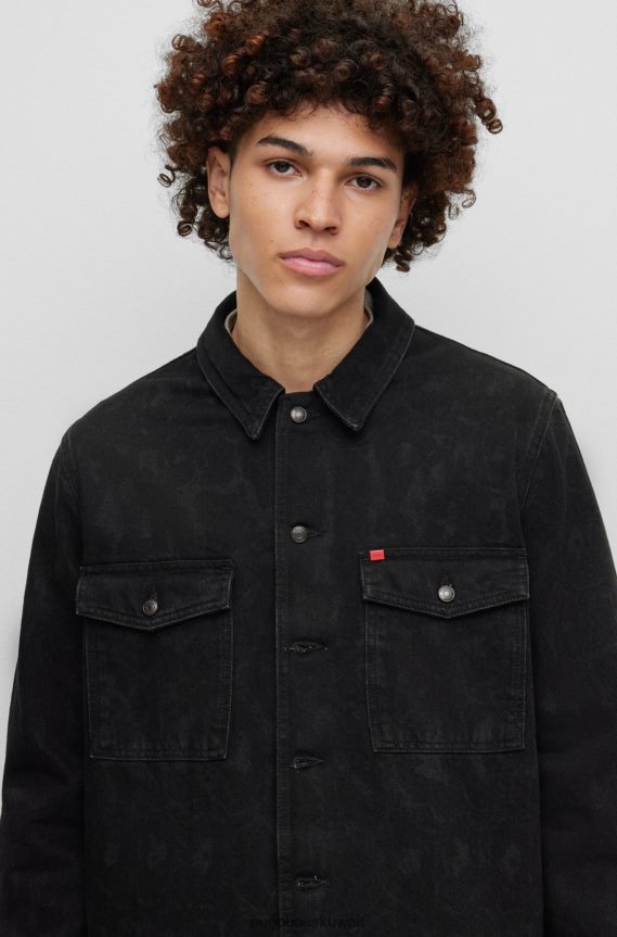 4TFNJN4438 أسود Hugo Boss قميص هوغو أسود كبير الحجم مصنوع من قماش الدنيم بطبعة جاليون