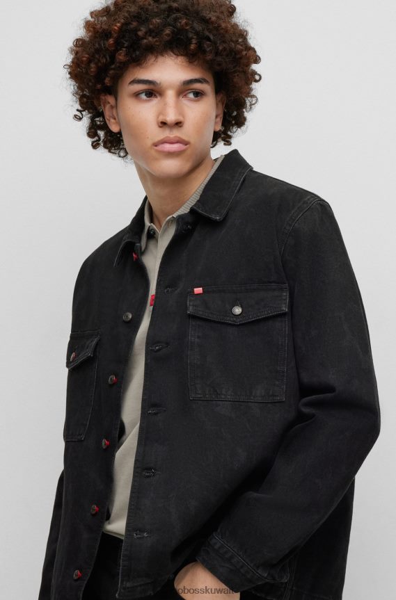 4TFNJN4438 أسود Hugo Boss قميص هوغو أسود كبير الحجم مصنوع من قماش الدنيم بطبعة جاليون