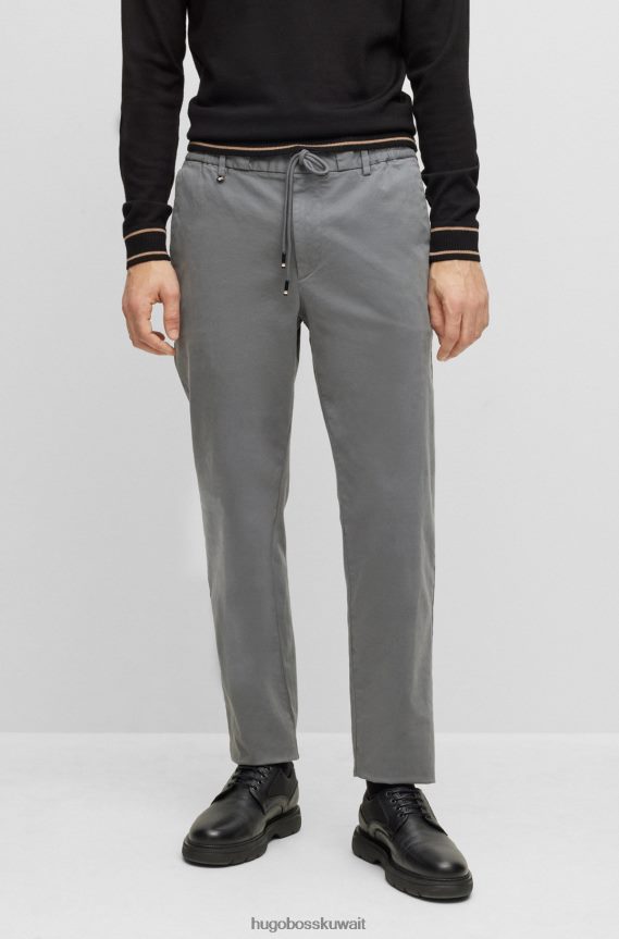 4TFNJN4446 الرمادي الداكن Hugo Boss بنطال هوغو بقصة ضيقة مصنوع من قطن الغبردين باللون الرمادي الداكن