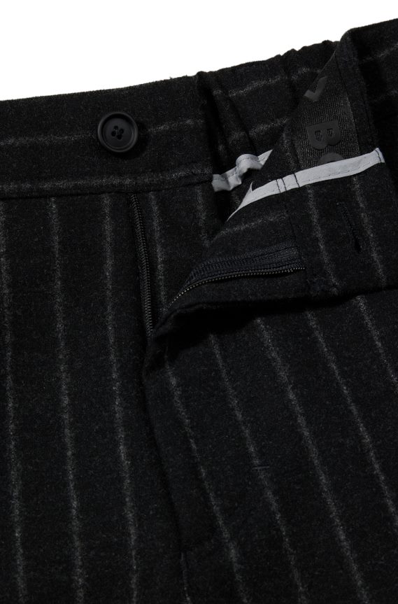 4TFNJN4510 أسود Hugo Boss بنطال بقصّة مدببة من قماش هوغو المطاطي ذو الخطوط الطباشيرية باللون الأسود