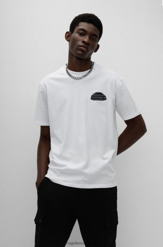 4TFNJN4521 أبيض Hugo Boss تي شيرت أبيض من القطن العضوي بقصة مريحة مع رسومات سيارة هوغو