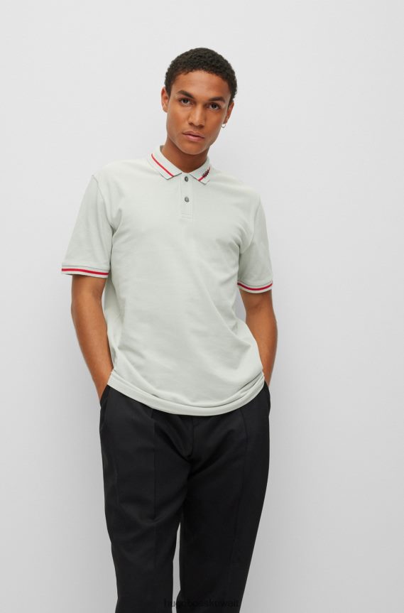 4TFNJN4542 اخضر فاتح Hugo Boss قميص بولو هوغو باللون الأخضر الفاتح بقصة عادية من قطن بيكيه © مع ياقة تحمل الشعار