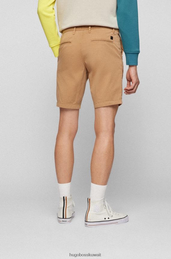 4TFNJN4578 اللون البيج Hugo Boss شورت باللون البيج بقصة ضيقة من نسيج التويل القطني المطاطي