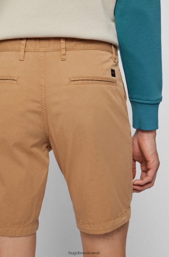 4TFNJN4578 اللون البيج Hugo Boss شورت باللون البيج بقصة ضيقة من نسيج التويل القطني المطاطي