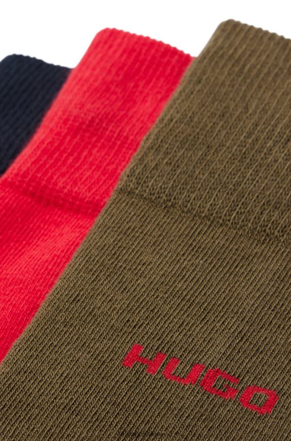 4TFNJN4627 أسود/بني فاتح/أحمر Hugo Boss حزمة من ثلاثة جوارب بالطول العادي مع تفاصيل الشعار باللون الأسود من Hugo