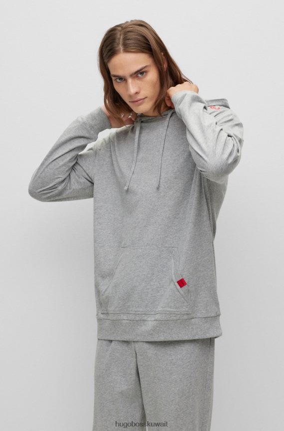 4TFNJN4630 رمادي Hugo Boss هودي هوغو من قطن الجيرسي المطاطي باللون الرمادي مع تفاصيل الشعار باللون الأحمر
