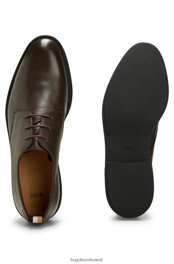 4TFNJN4647 بني غامق Hugo Boss حذاء ديربي من الجلد المحبب مع تفاصيل الشعار هوغو بني داكن