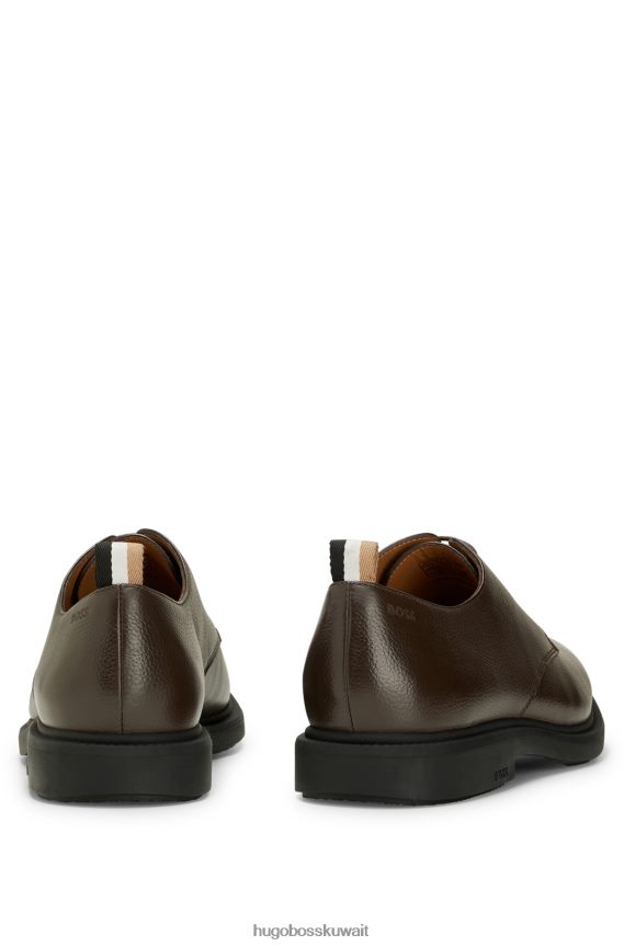 4TFNJN4647 بني غامق Hugo Boss حذاء ديربي من الجلد المحبب مع تفاصيل الشعار هوغو بني داكن