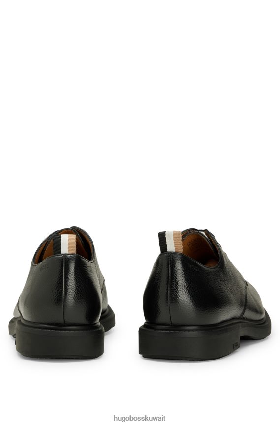 4TFNJN4648 أسود Hugo Boss حذاء ديربي هوغو أسود من الجلد المحبب مع تفاصيل الشعار
