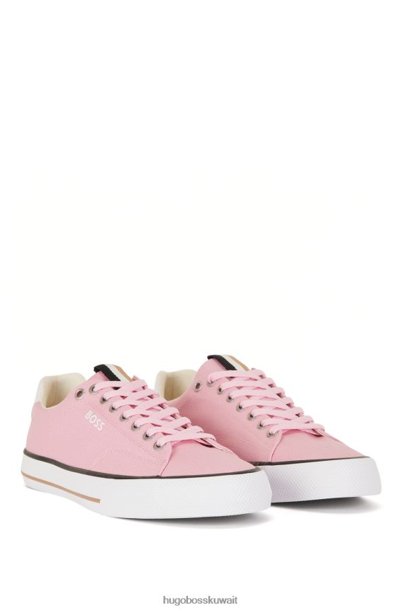 4TFNJN4693 وردي فاتح Hugo Boss حذاء رياضي من القماش القطني مزين بشريط هوغو باللون الوردي الفاتح