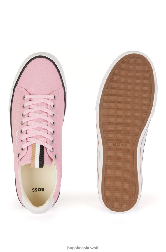 4TFNJN4693 وردي فاتح Hugo Boss حذاء رياضي من القماش القطني مزين بشريط هوغو باللون الوردي الفاتح
