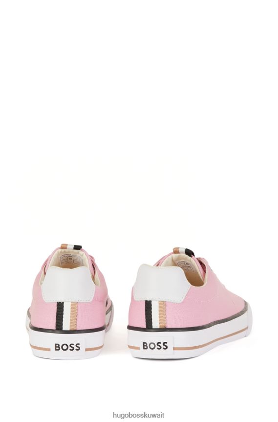 4TFNJN4693 وردي فاتح Hugo Boss حذاء رياضي من القماش القطني مزين بشريط هوغو باللون الوردي الفاتح