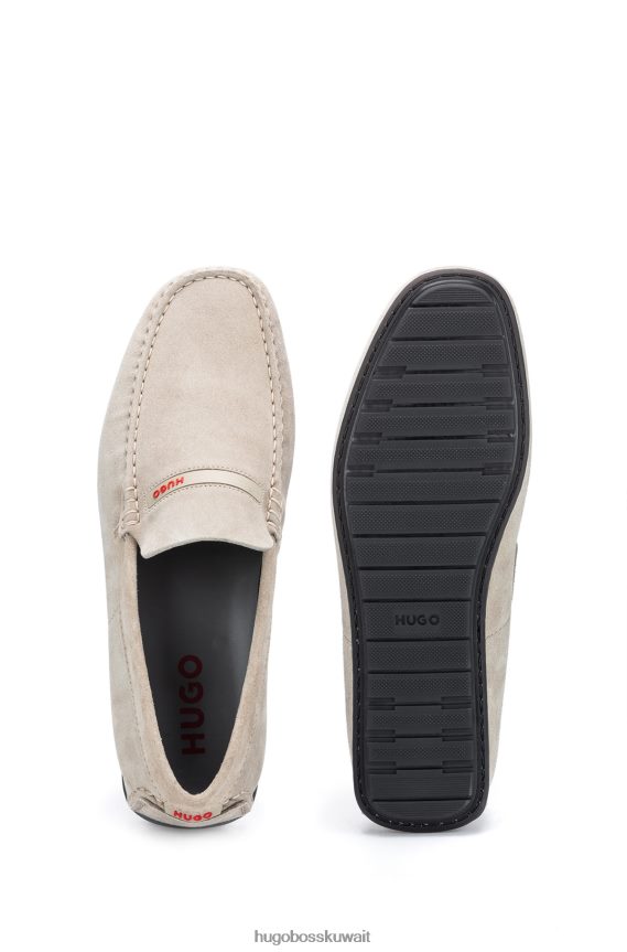 4TFNJN4708 البيج الفاتح Hugo Boss حذاء موكاسين من جلد الغزال باللون البيج الفاتح مع شعار أحمر