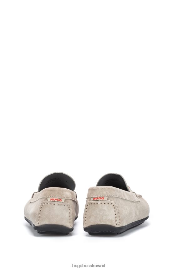 4TFNJN4708 البيج الفاتح Hugo Boss حذاء موكاسين من جلد الغزال باللون البيج الفاتح مع شعار أحمر