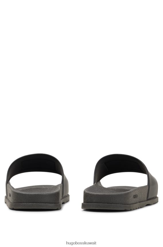 4TFNJN4734 أسود Hugo Boss شرائح إيطالية الصنع مع رقعة الشعار الأحمر باللون الأسود