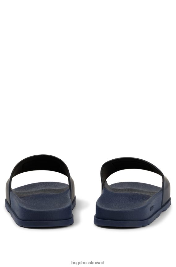 4TFNJN4735 أزرق غامق Hugo Boss شرائح إيطالية الصنع باللون الأزرق الداكن مع رقعة شعار هوغو باللون الأحمر