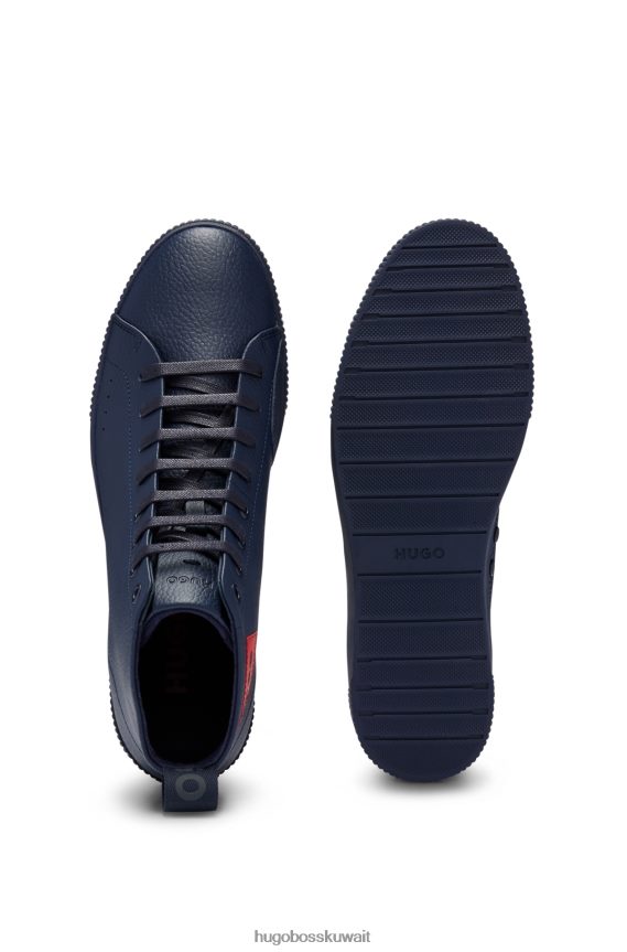 4TFNJN4758 أزرق غامق Hugo Boss حذاء رياضي هوغو باللون الأزرق الداكن من الجلد المحبب مع ملصق شعار باللون الأحمر