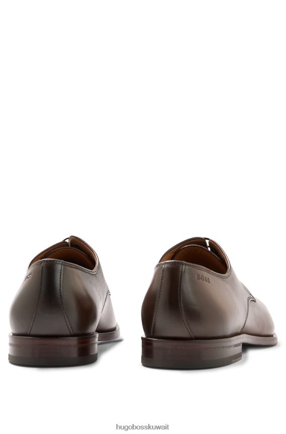 4TFNJN4807 بني Hugo Boss حذاء ديربي إيطالي الصنع من الجلد مع تفاصيل مخيطة باللون البني