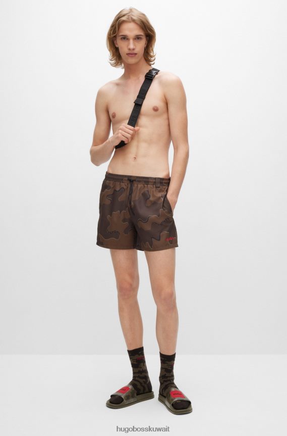 4TFNJN4819 اخضر فاتح Hugo Boss شرائح إيطالية الصنع بنمط مموه وشعار هوغو باللون الأخضر الفاتح